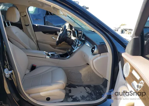 2015 Mercedes-Benz C 300 Luxury z USA, uszkodzony, nr VIN 55SWF4JB5FU061126